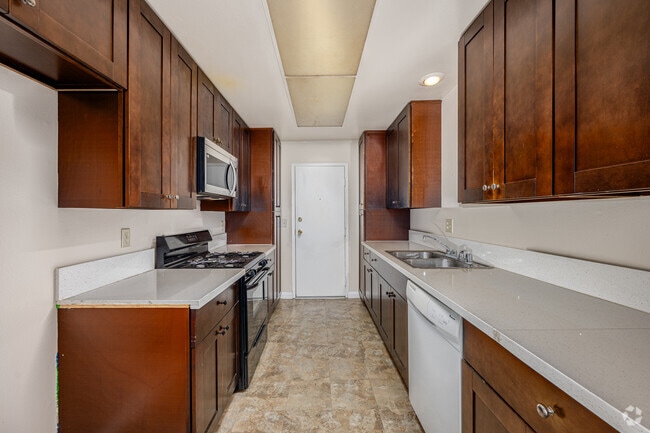 3BR, 2BA - 1400SF - Kitchen - Belmont Plaza Apartment