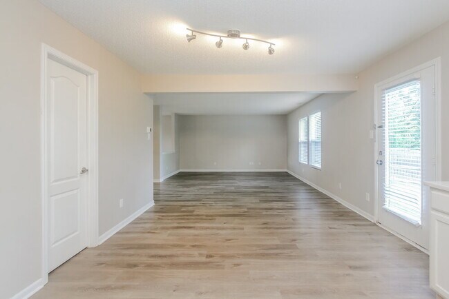 Foto del edificio - 9210 Centenary Ln