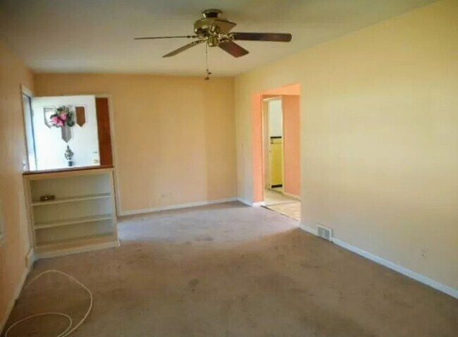 Family room - 482 Norran Dr