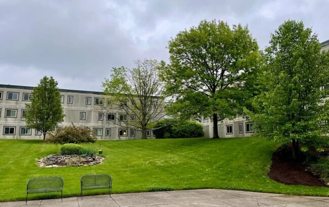 Courtyard - Pleasantwood Apartments & Townhomes