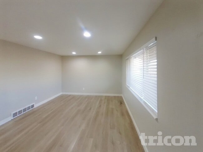 Foto del edificio - 4111 Palmer Park Blvd