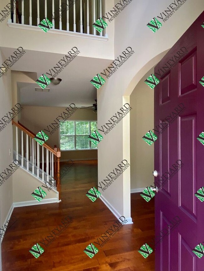 Building Photo - 5 bedroom Home- Marietta GA