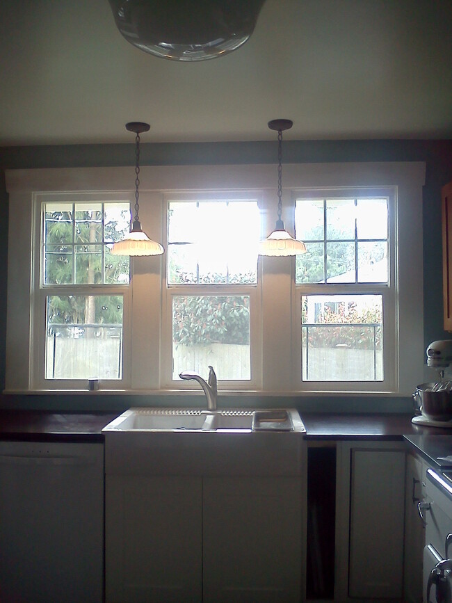 Building Photo - 1102 E Victor St