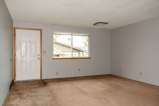 Building Photo - 2 bedroom unit only 5 minutes from downtow...