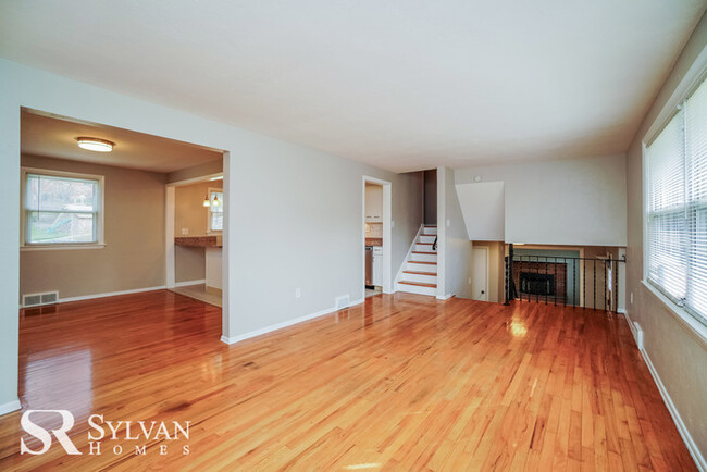 Building Photo - Split-level 3 BR, 2.5 BA home is move-in r...