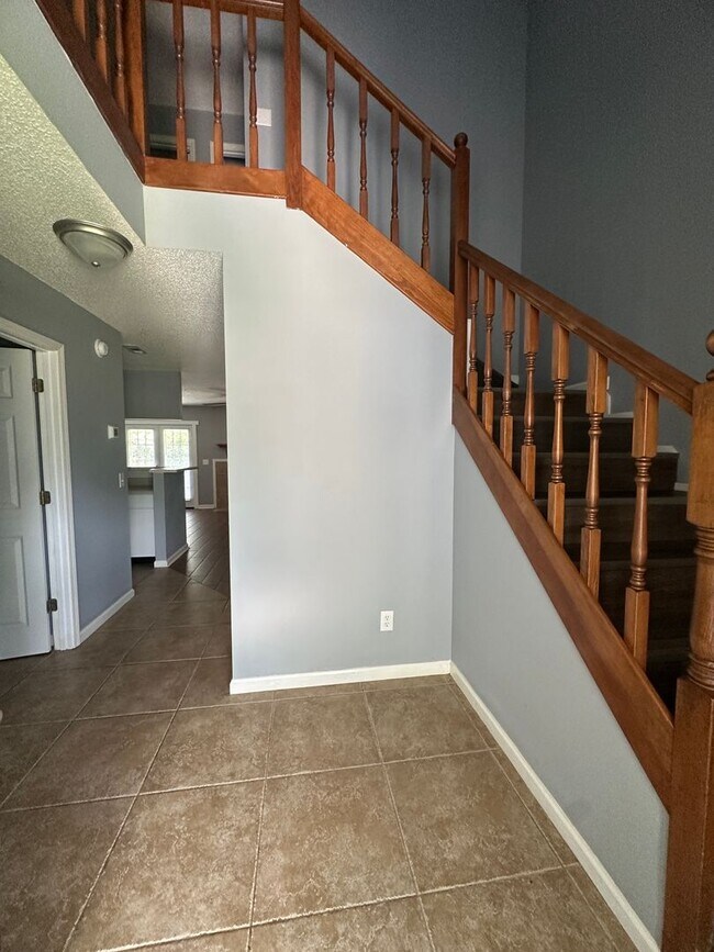 Building Photo - Briarwood West!  End Unit!