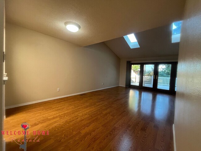 Building Photo - 2 bedroom townhome condo with AMAZING view...