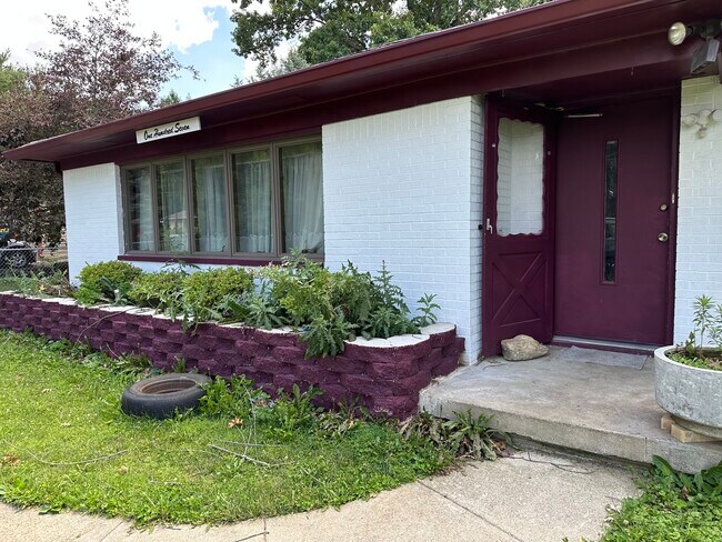 Building Photo - 107 W Banta Rd