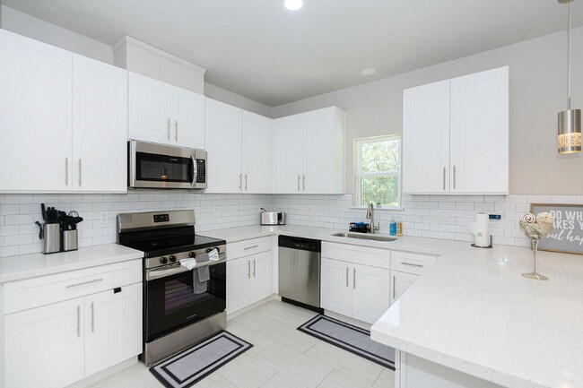 Building Photo - 110 Turner St