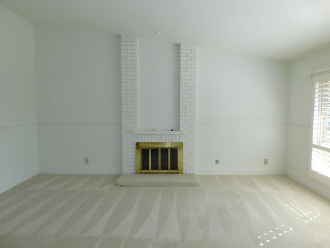 Foto del edificio - Charming 4 Bed, 2 Bath, Single-Story home in Fullerton.