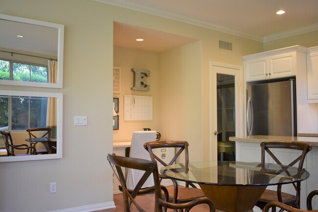 Building Photo - Former Model Home 3 bedroom 2.5 bath Detac...