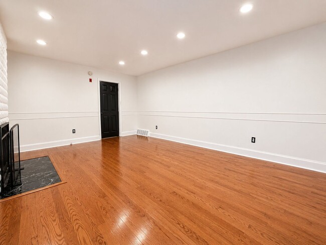 Building Photo - Rittenhouse Square Apartment in a Prime Center City Location