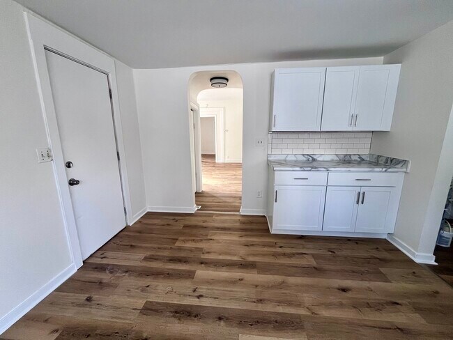 Building Photo - 393 Wellington Ave