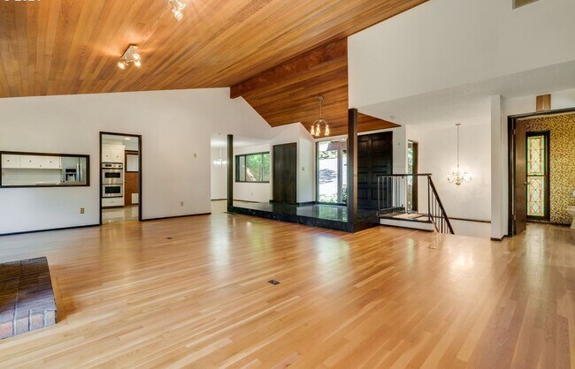 Building Photo - Gorgeous 4BD Home with Balcony, Hardwood F...