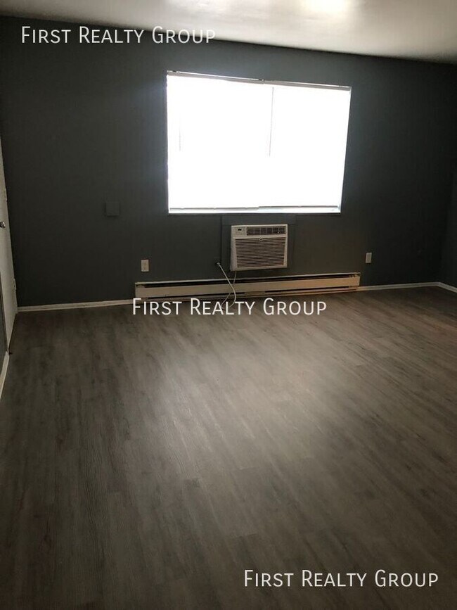 Building Photo - 2 Bedroom, 1 Bath Apartment for Rent, Move...