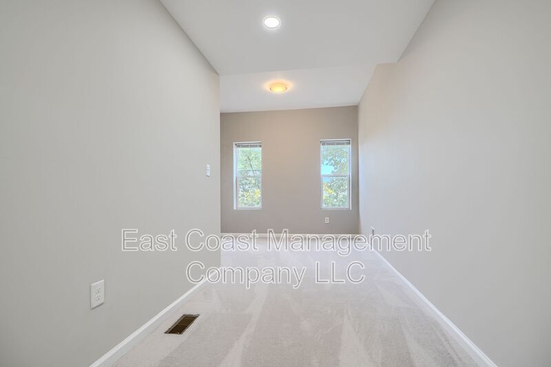 Foto principal - 1928 Hollins Ave