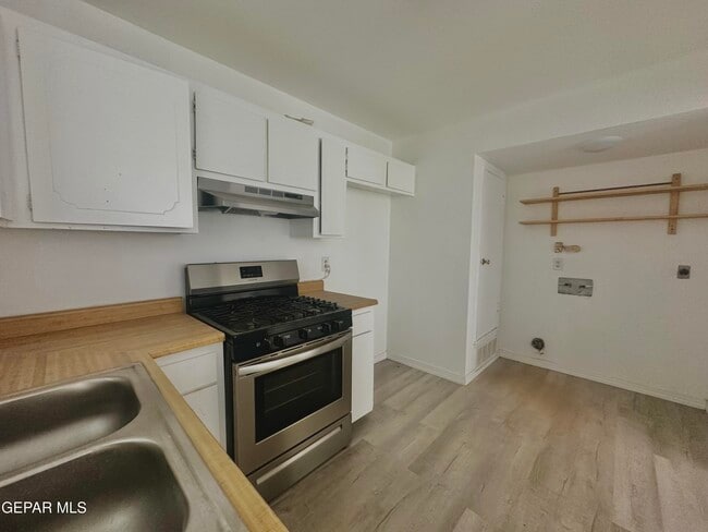 Building Photo - 421 Panahi Rd