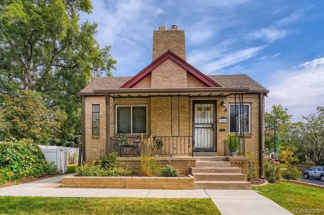 West Highlands - Amazing 32nd Ave, 2 Bed, 1 Bath Unit in Duplex- Shared Yard/Common Space - West Highlands - Amazing 32nd Ave, 2 Bed, 1 Bath Unit in Duplex- Shared Yard/Common Space Apartment