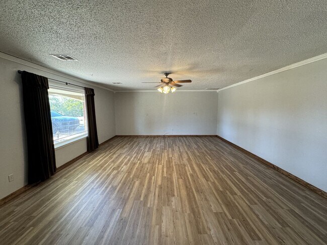 Foto del edificio - Spacious 5-Bedroom Home on Corner Lot – Co...