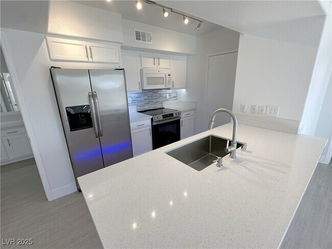 Foto del edificio - 7255 W Sunset Rd