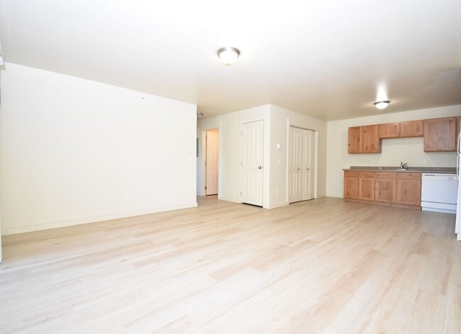 Building Photo - 807 W Villard St