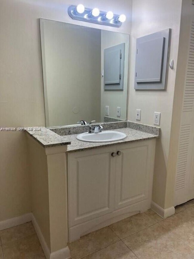 Foto del edificio - 9999 Summerbreeze Dr