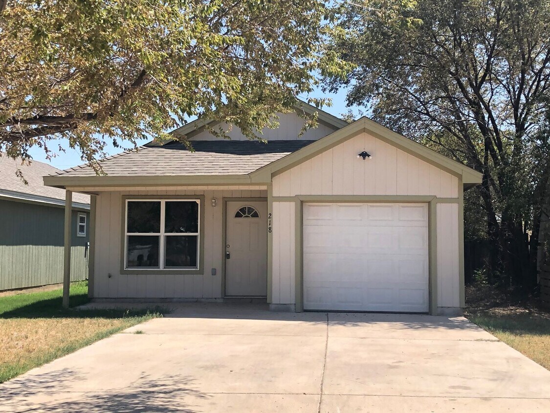 Foto principal - Newer construction Home *Section 8 Approved