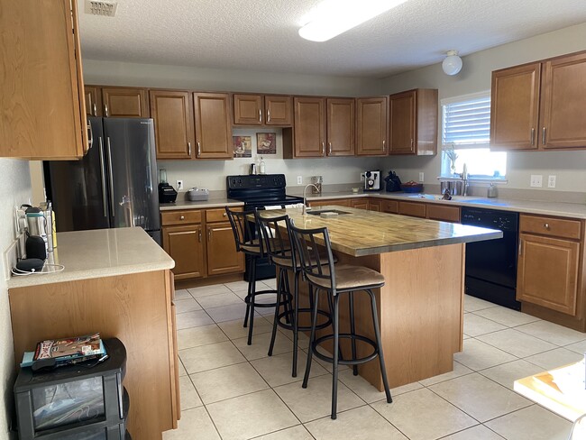 Large Kitchen with Island Bar Sink and Reverse Osmosis water system - 15502 Willet Ct