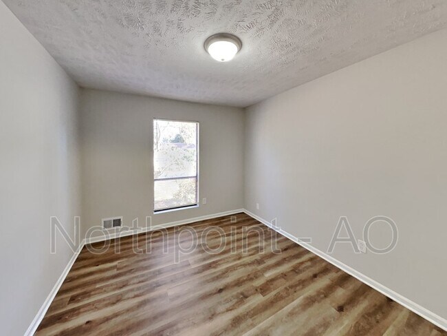 Building Photo - 584 Raintree Dr