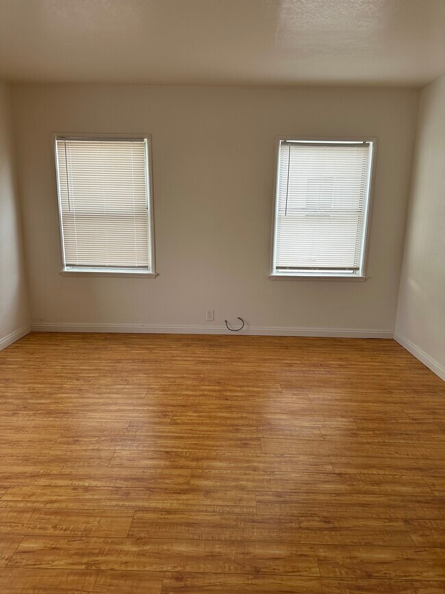 living room - 1522 N Sycamore St Apartments