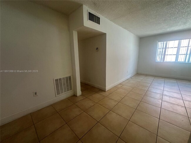 Foto del edificio - 1851 NE 168th St