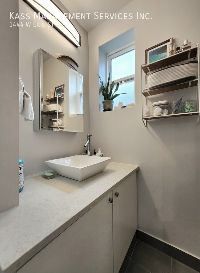 Photo - 1444 W Erie St Apartment