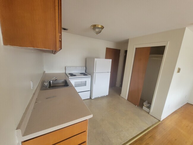 Building Photo - 485 Tolland St