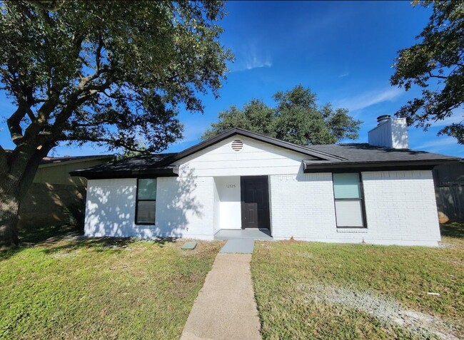 Building Photo - 10525 Big Thicket Dr