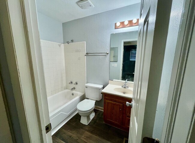Building Photo - Spacious 5-Bedroom Home in Desirable Cente...