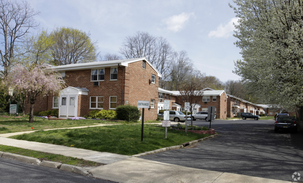 Primary Photo - Greentree Apartments