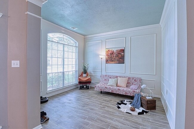 Building Photo - 2123 Meadow Park Cir
