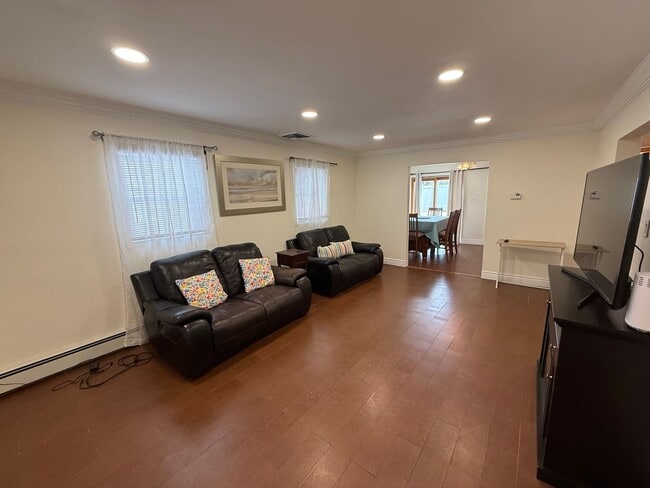 Building Photo - Spectacular 3 Bed/3 Bath Home in Long Beach!