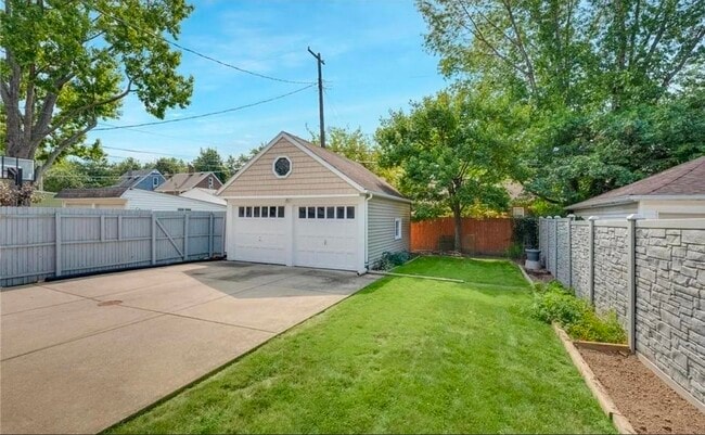 pacious Backyard & Garage Expansive backyard perfect for summer BBQs, entertaining, or relaxing outd - 90 E 216th St