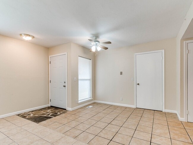 Building Photo - Just remodeled Duplex Home