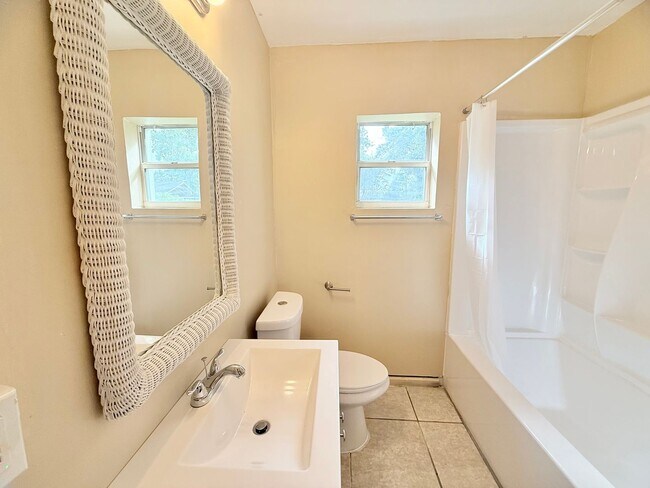 Foto del edificio - Charming 3-Bedroom Home + Bonus Room