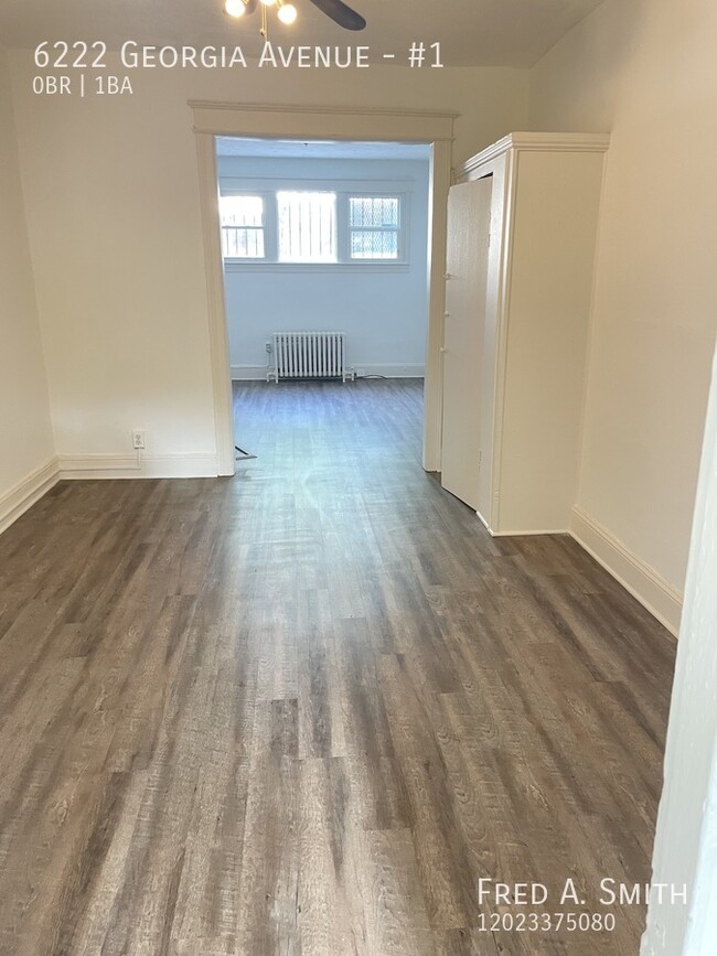 Building Photo - Studio Apartment in Brightwood Available Now