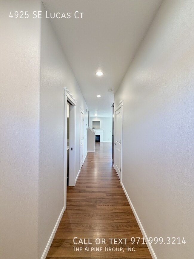 Building Photo - 4925 SE Lucas Ct