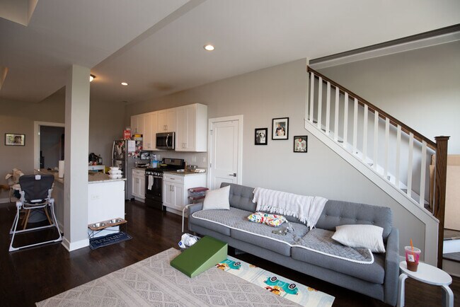 Building Photo - Totally revoated Duplex in heart of Pilsen!
