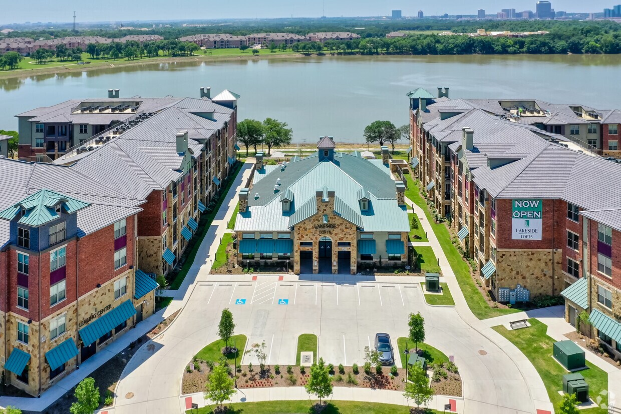 Lakeside Lofts Apartments in Farmers Branch, TX