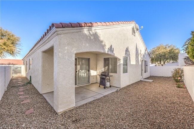 Building Photo - 1851 Vista Pointe Ave