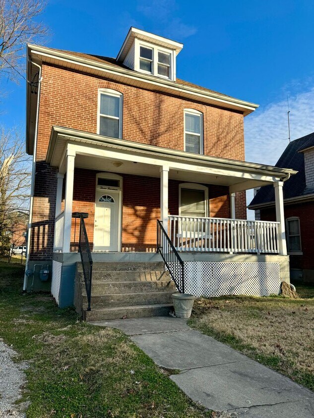 4 Bedroom 2 Bath House Near SEMO University House Rental in Cape