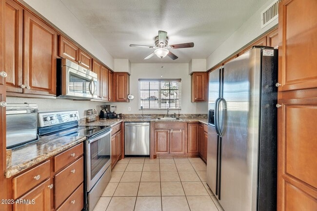 Building Photo - Welcome to your new home in Lake Biltmore Estates!