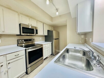 Foto del edificio - "Charming 2-Bed, 2-Bath Townhouse with Gleaming Hardwood Floors in Saint Anthony!"