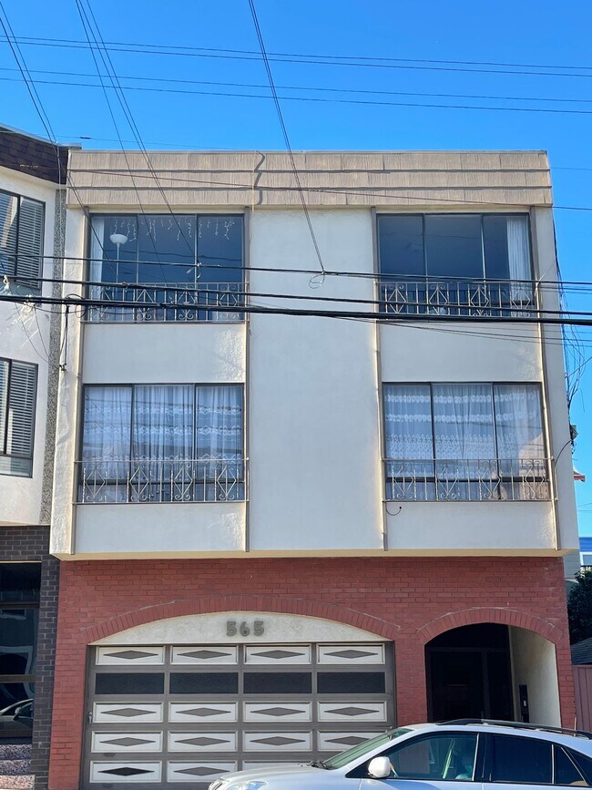 Building Photo - Nice One Bedroom/One Bathroom Unit, Close ...
